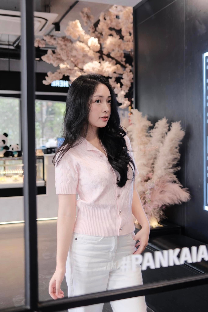 Khoảnh khắc đáng yêu này ngay lập tức nhận được nhiều tương tác từ bạn bè và người hâm mộ. Không ít người cũng để lại bình luận “cà khịa” Đức Chinh, cho rằng anh chàng nên “ghen nhẹ” với Soobin khi vợ nhà quá mê giọng ca “Phía sau một cô gái”.
