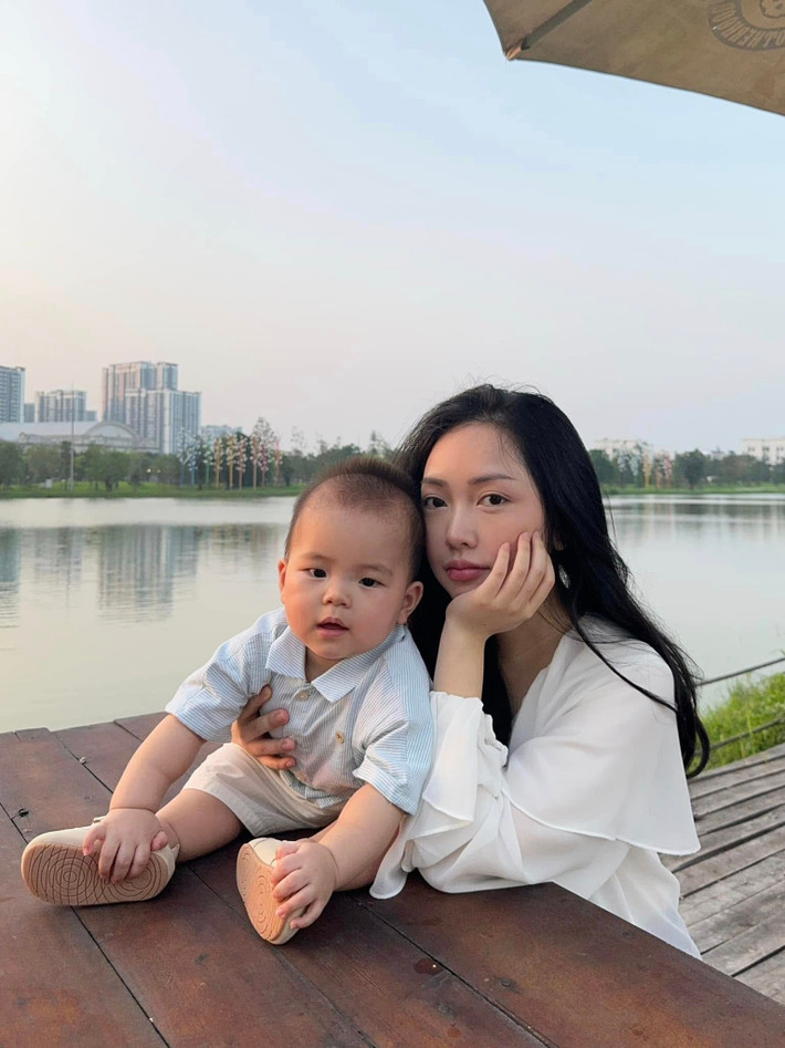 Dù đã kết hôn, Mai Hà Trang vẫn giữ nguyên thần thái trẻ trung, năng động và gu thời trang cuốn hút.