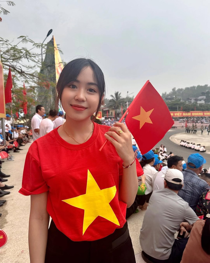 Sinh ra và lớn lên ở Lào, song những kỷ niệm đẹp tuổi thanh xuân của Maysaa gần như đều gắn với Việt Nam. Trong những ngày lễ trọng đại, cô nàng không ngại lặn lội đường xa để hòa chung không khí lịch sử của dân tộc Việt Nam.