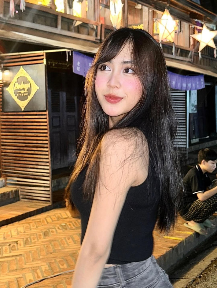 Lối trang điểm nhẹ nhàng, ngọt ngào cũng được nhận xét phù hợp với cô nàng, làm tôn lên các đường nét trên gương mặt, giúp Maysaa có phần dễ thương, đáng yêu hơn.