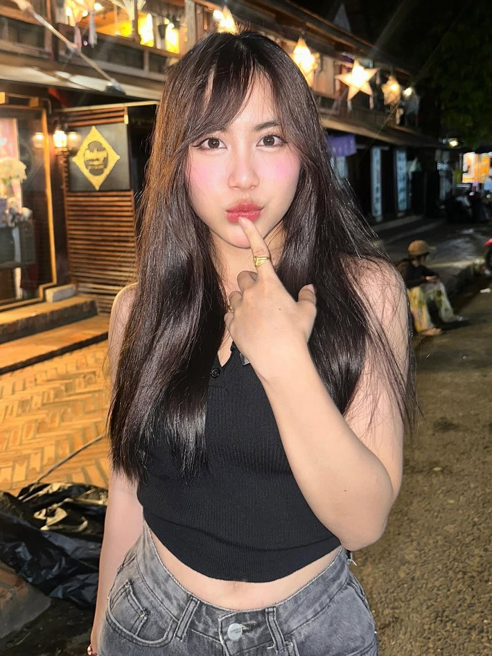 Trong những bức ảnh đời thường, cô nàng thường lựa chọn những thiết kế đơn giản, năng động nhưng vẫn khéo léo khoe vóc dáng mảnh mai. Cô diện áo crop top màu đen kết hợp với quần jeans rách cá tính, hoặc áo hai dây trắng cùng áo khoác sơ mi sọc xanh nhẹ nhàng.
