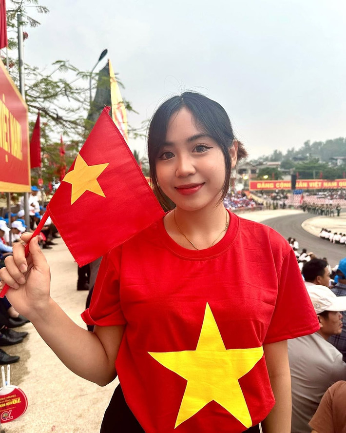 Nhân kỷ niệm 70 năm chiến thắng Điện Biên Phủ vào năm ngoái, cô nàng đã vượt 500km từ Quảng Ninh đến Điện Biên. Dịp 30/4 năm nay, Maysaa cũng có mặt ở TP HCM để được chứng kiến lễ diễu binh, diễu hành kỷ niệm 50 năm ngày giải phóng miền Nam, thống nhất đất nước.