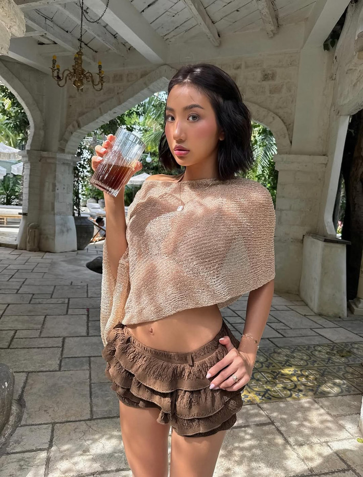 Outfit này không chỉ mang đến sự năng động mà còn thể hiện gu thẩm mỹ tinh tế của Khánh Huyền.