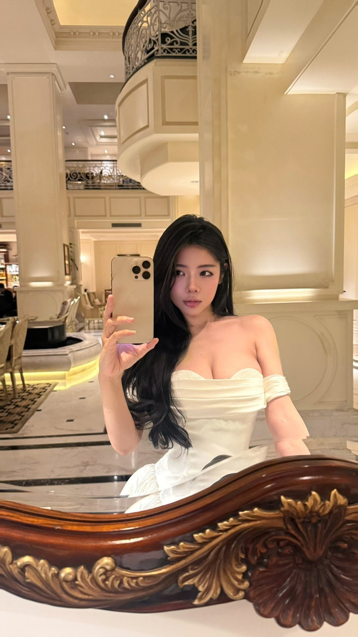 Khúc Thị Hương được biết đến với biệt danh Hương Tịt và được công chúng quan tâm bởi hành trình "dậy thì thành công" ấn tượng cùng phong cách thời trang táo bạo, cá tính. (Ảnh: FBNV)