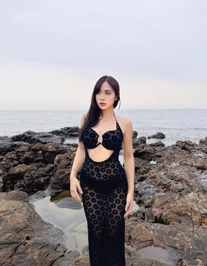 Một lần khác, Maysaa cũng khiến dân mạng trầm trồ khi diện váy đen xuyên thấu với thiết kế cắt xẻ đầy táo bạo.
