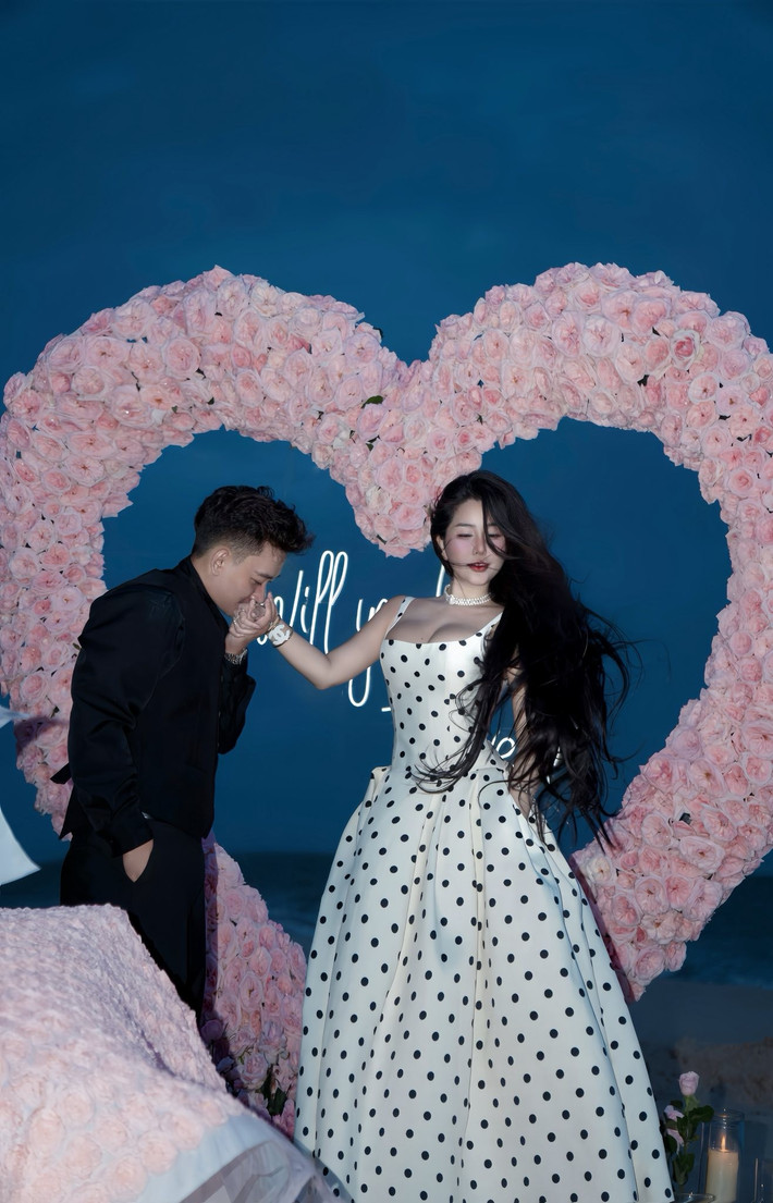 Trước đó, cô nàng từng gây xôn xao khi đăng tải trên trang cá nhân màn tỏ tình đầy lãng mạn tại bãi biển.(Ảnh: IGNV)