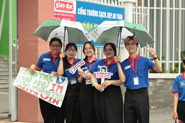 Mùa thi cử luôn là giai đoạn căng thẳng và áp lực đối với các sĩ tử. Tuy nhiên, không khí tại các điểm thi lại trở nên ấm áp và sôi động hơn bao giờ hết nhờ sự xuất hiện của những đội tình nguyện viên nhiệt huyết.