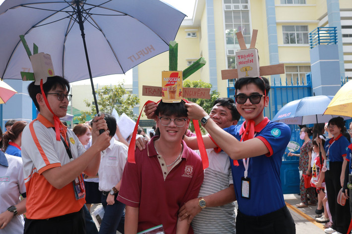 Các tình nguyện viên đã rất đầu tư vào những tấm biển cổ vũ của mình. Không chỉ đơn thuần là những lời chúc suôn sẻ, các thông điệp còn được thể hiện một cách dí dỏm, gần gũi, đôi khi còn "bắt trend" khiến các sĩ tử bật cười và giảm bớt căng thẳng.