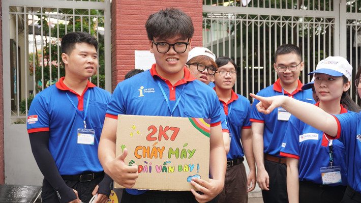 Đặc biệt hơn, nhiều bạn tình nguyện viên còn sử dụng hình ảnh và những câu nói hài hước để truyền tải thông điệp