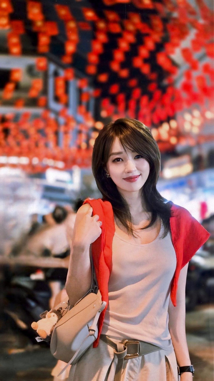 Trong ngày diễn ra buổi tổng hợp luyện lần 2 cho Lễ kỷ niệm 80 năm Cách mạng Tháng Tám thành công và Quốc khánh nước Cộng hòa xã hội chủ nghĩa Việt Nam (A80), tranh thủ thời gian trước giờ hợp luyện, nhiều chiến sĩ đã giao lưu, chụp ảnh cùng người dân. (Ảnh: FBNV)