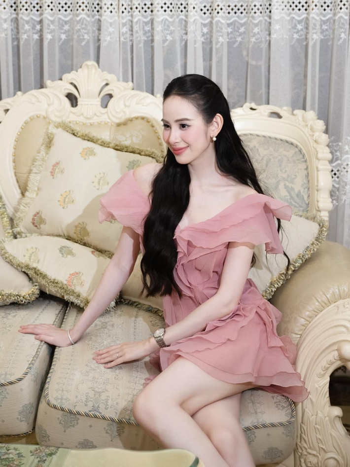 Cô gây ấn tượng bởi nhan sắc thanh tú cùng thần thái cuốn hút đốn tim người đối diện.