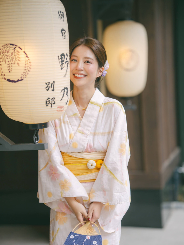 Cô nàng từng tham gia diễn xuất trong một số MV ca nhạc và các dự án phim ngắn dành cho giới trẻ, để lại ấn tượng bởi lối diễn tự nhiên và đáng yêu.