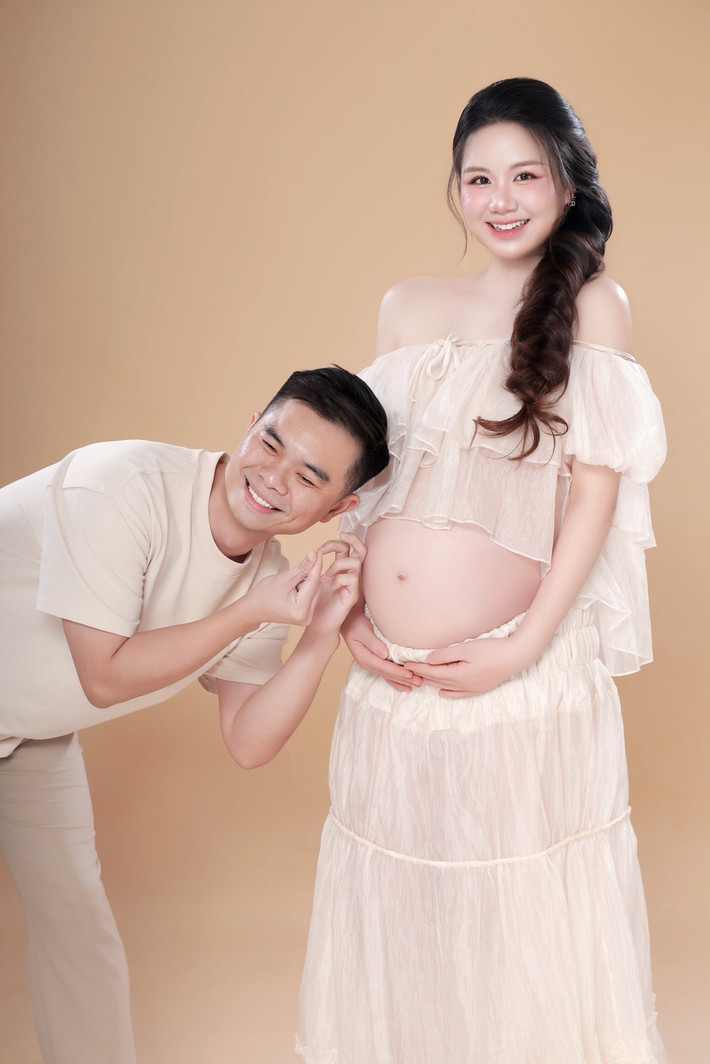 Có thể thấy dù bụng bầu vượt mặt nhưng Minh Phụng vẫn giữ được thân hình mảnh mai, gương mặt tròn đầy, phúc hậu.(Ảnh: FBNV)