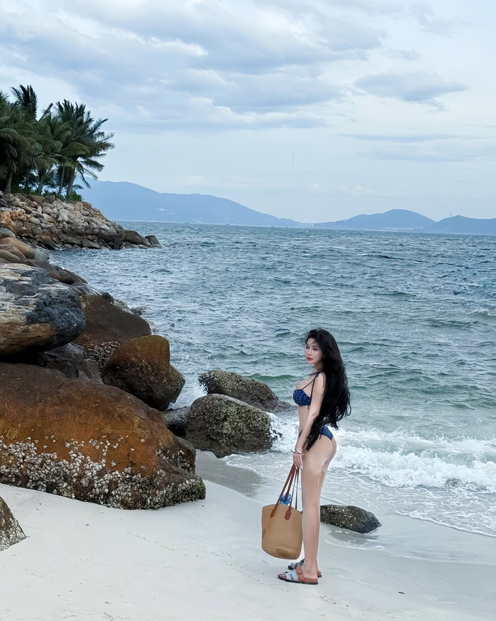 Cô tự tin tạo dáng đa dạng, từ nằm dài trên những ghềnh đá bên bờ biển, đứng nghiêng mình khoe đường cong, cho đến những khoảnh khắc nhìn thẳng vào ống kính với nụ cười tươi tắn và ánh mắt lôi cuốn.