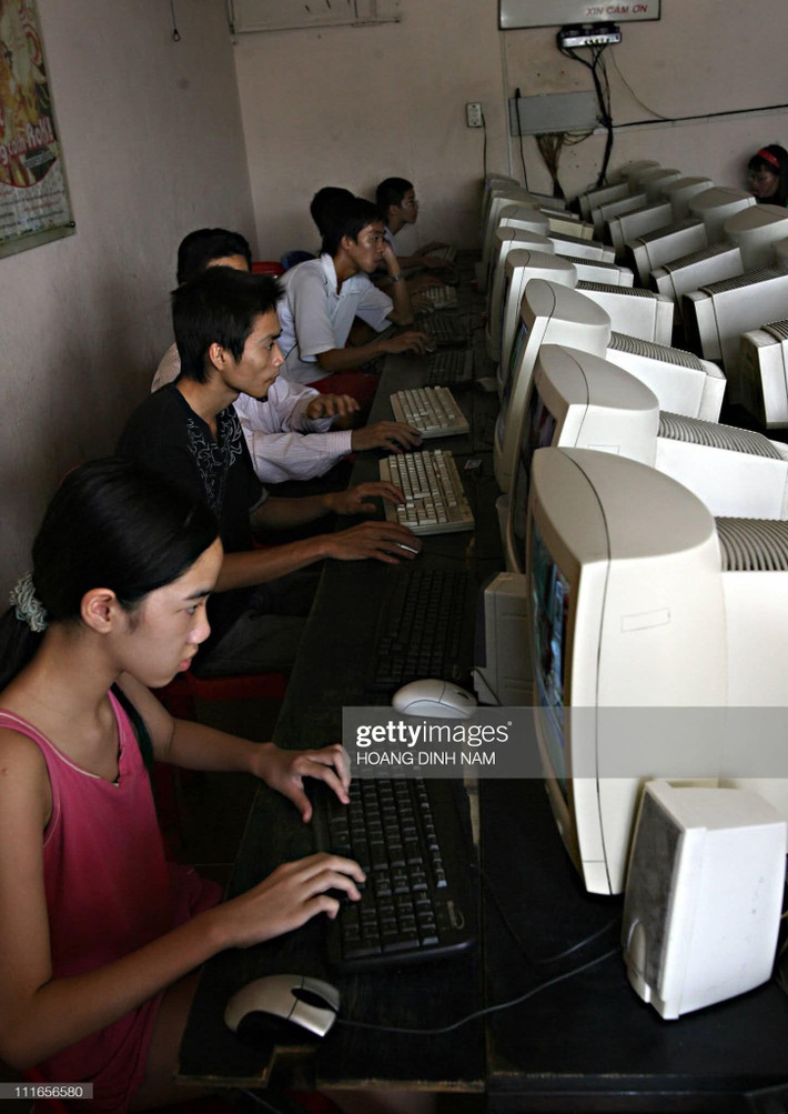 Tiệm net lúc đó không chỉ là nơi chơi game, mà còn là nơi giao lưu, kết bạn, “luyện gõ 10 ngón”, học làm blog Yahoo! 360 hay tìm kiếm ảnh nền đẹp trên Zing, Baamboo, hoặc thậm chí… chép nhạc từ mp3.zing.vn. (Ảnh: Hoang Dinh Nam, Chau Doan)