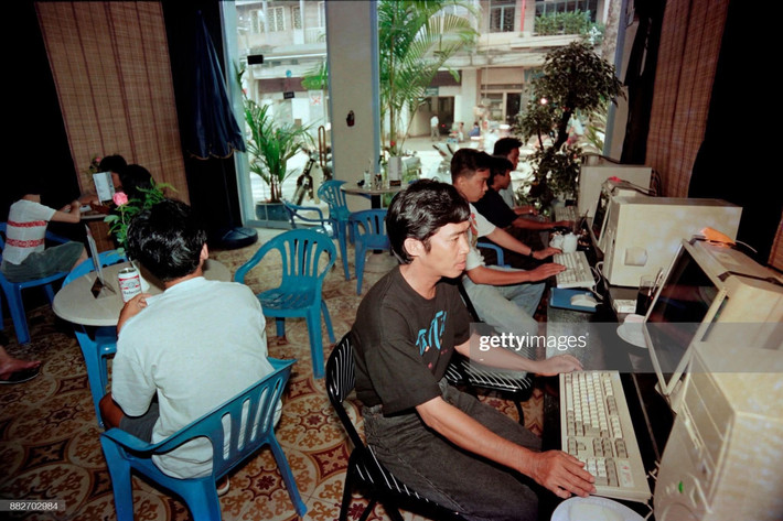 Nói đến game thì không thể không kể đến các tượng đài như Đế Chế (AOE), Counter-Strike (Half-Life), MU Online, Gunbound, Võ Lâm Truyền Kỳ, hay sau đó là DotA Allstars trong Warcraft III. Những game này không chỉ là thú vui tiêu khiển, mà còn là nơi người chơi thể hiện chiến lược, kỹ năng và cả… cái tôi. (Ảnh: Hoang Dinh Nam, Chau Doan)