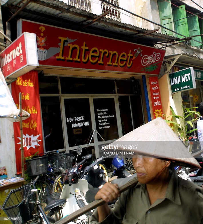Từ cuối những năm 1990 đến khoảng giữa thập niên 2000, văn hóa “cắm net” bùng nổ như một phần không thể thiếu trong đời sống giới trẻ tại Hà Nội và TP.HCM. (Ảnh: Hoang Dinh Nam, Chau Doan)