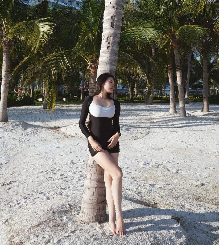 Thay vì những bộ bikini táo bạo, người đẹp chọn thiết kế kín đáo nhưng vẫn tôn dáng triệt để. Điều này không chỉ giúp cô giữ được hình ảnh thanh lịch, nhẹ nhàng của mẹ bỉm sữa mà còn khẳng định gu thẩm mỹ hiện đại. (Ảnh: FBNV)