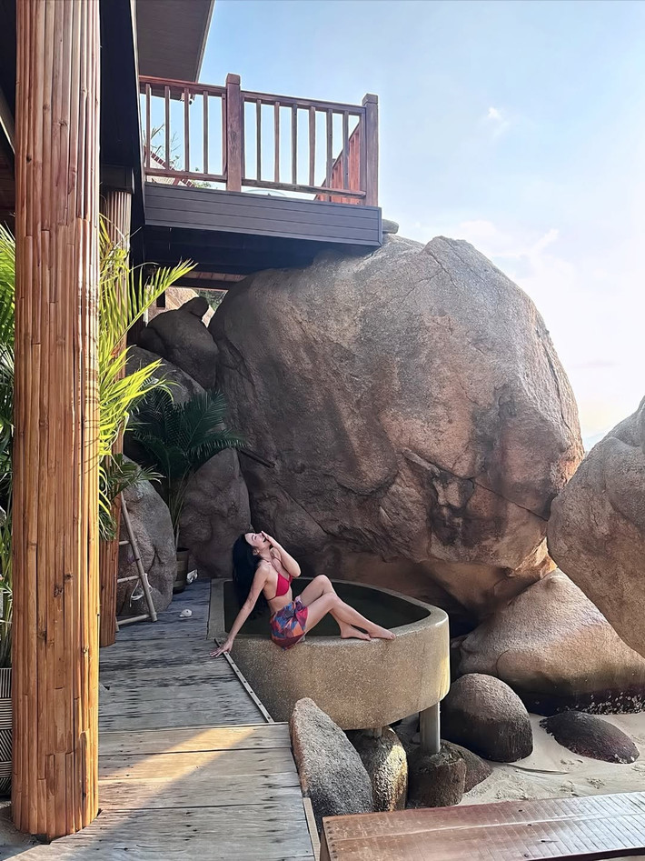Trong các bức ảnh được chia sẻ, Yaya Trương Nhi diện bikini hai mảnh màu đỏ rực rỡ, khoe trọn vóc dáng săn chắc, đặc biệt là vòng eo thon gọn và đường cong gợi cảm.