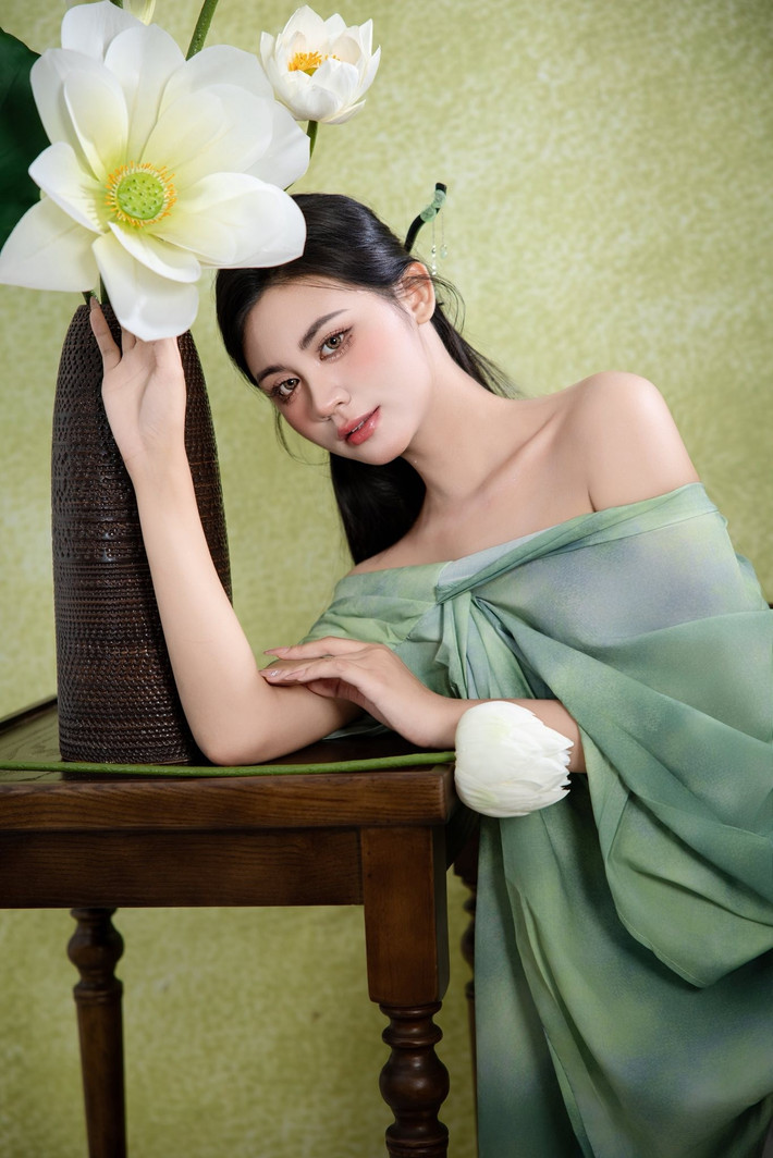 Tường Vy sở hữu một gương mặt khả ái và phong cách thời trang đa dạng. Mỗi khi lên hình cô nàng xuất hiện với phong thái nghiêm túc, khi tham gia sự kiện lại sang trọng, lộng lẫy. (Ảnh: FBNV)