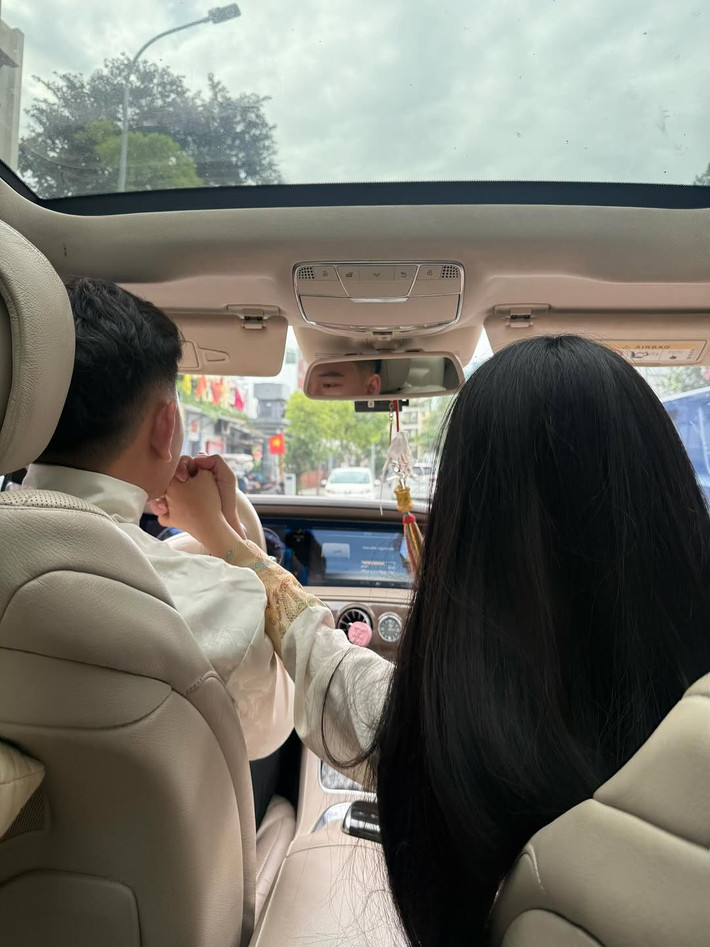 Trên trang cá nhân, cô nàng đăng tải những khoảnh khắc đầy tình tứ bên cạnh nửa kia như cả hai như nắm tay trong xe hơi hay trao nhau nụ hôn ngọt ngào. (Ảnh: IGNV)