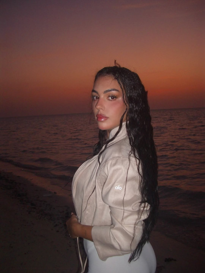 Ngay lập tức bộ ảnh của Georgina Rodriguez đã thực sự gây sốt khi nhận được “bão like” trên mạng xã hội. Tính tới thời điểm này, những bức ảnh của bạn gái C.Ronaldo đã nhận gần 4 triệu lượt yêu thích. (Ảnh: IGNV)