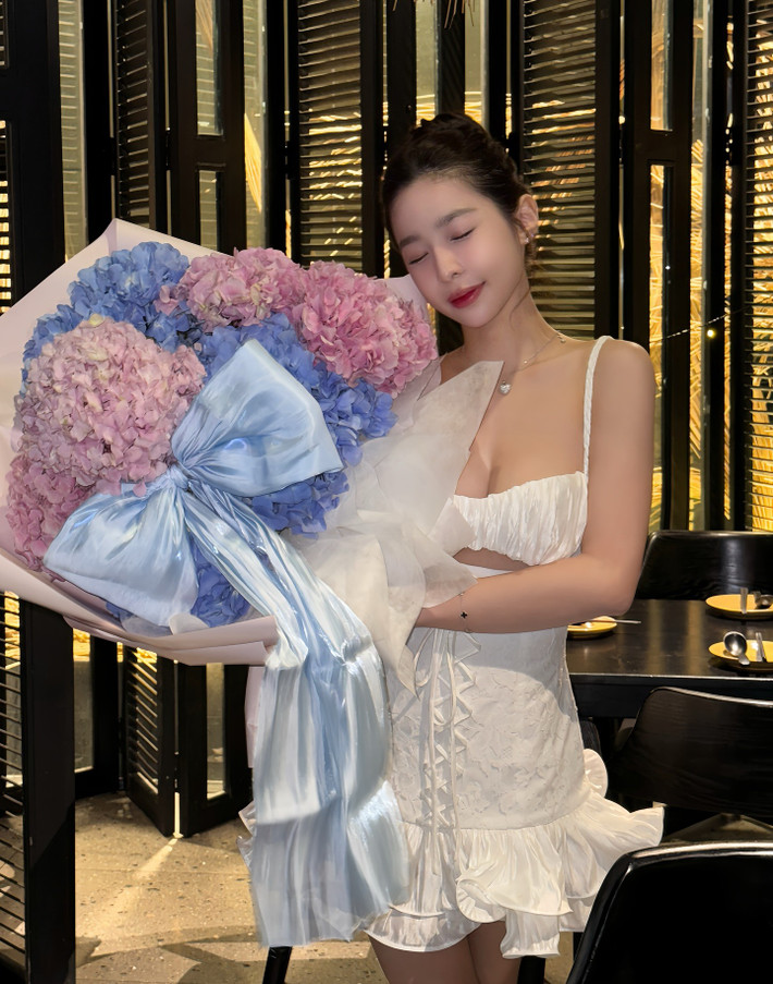 Cô nàng tạo dáng ngọt ngào trong không gian nhà hàng của một buổi hẹn hò lãng mạn.