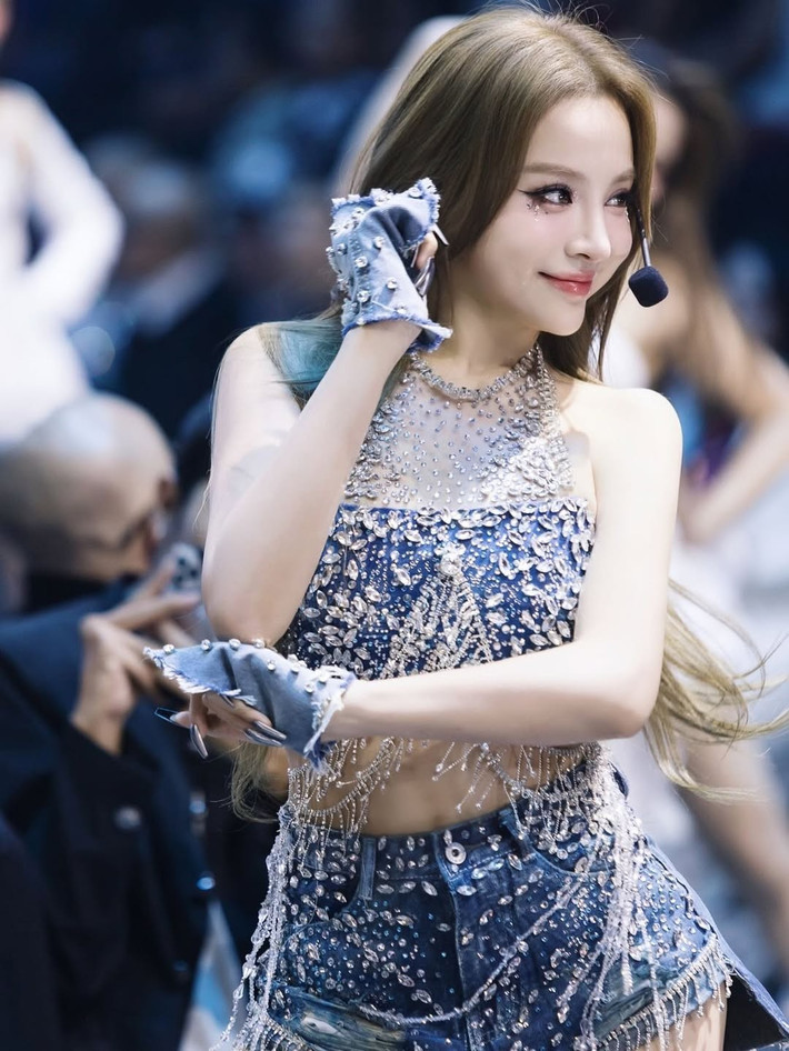 Mỗi lần xuất hiện, cô nàng lại khiến công chúng bất ngờ với những tạo hình mới lạ của mình.
