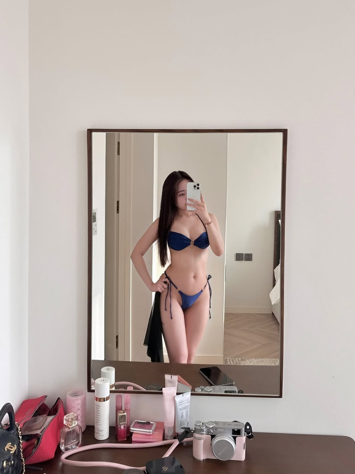 Ở một tấm hình khác, cô tự tin chụp selfie trước gương với bộ bikini màu xanh dương, khoe trọn vòng eo thon gọn và đôi chân dài miên man. (Ảnh: IGNV)
