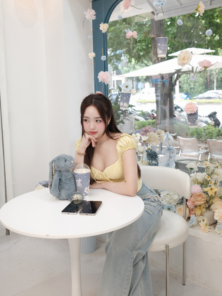 Những hình ảnh cô nàng diện áo dài trắng từng phủ sóng khắp các diễn đàn mạng xã hội với vẻ đẹp trong trẻo, ngọt ngào. (Ảnh: IGNV)