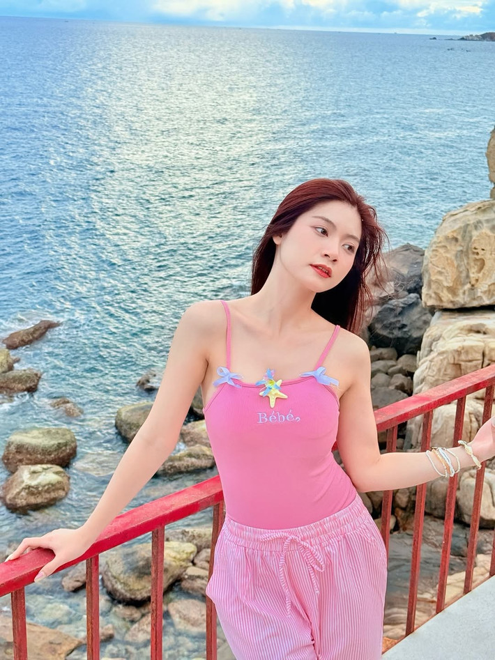 Hot girl Nam Phương (biệt danh Bống) vừa "đốn tim" người hâm mộ với loạt ảnh đi biển đầy rạng rỡ và quyến rũ. Cô nàng đã khéo léo lựa chọn những trang phục tôn lên vóc dáng nuột nà và nhan sắc tươi trẻ, thu hút mọi ánh nhìn.