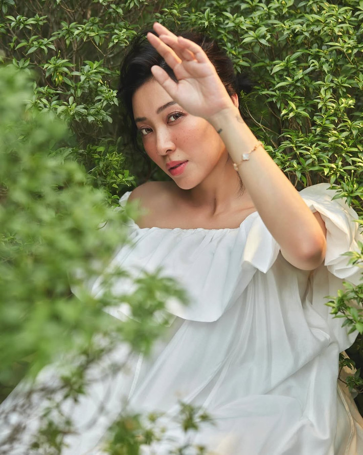 Yumi Dương vốn được biết đến là một người dẫn chương trình có gu ăn mặc đẹp và lối sống hiện đại, văn minh. Từ khi mang thai, cô vẫn duy trì phong độ về hình ảnh, thường xuyên xuất hiện với những outfit chỉn chu, tinh tế và tràn đầy năng lượng tích cực.
