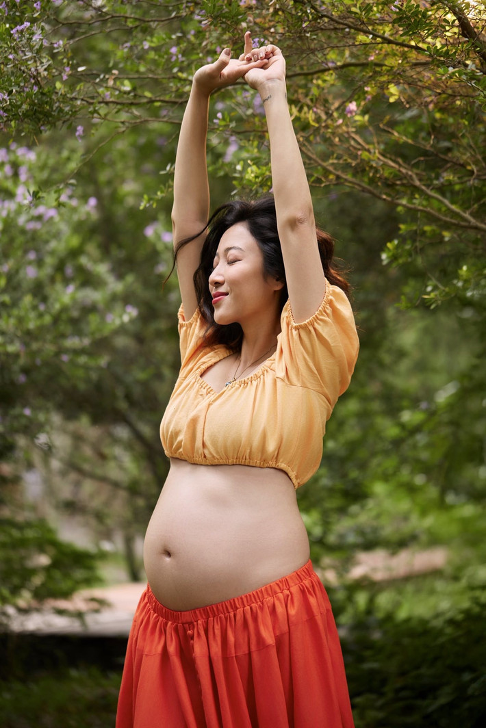 Trước đó, Yumi Dương cũng thực hiện một bộ ảnh bầu khác trong lần thai kỳ này với sự lựa chọn trang phục tone cam rực rỡ.