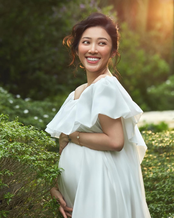 Thời gian qua, nữ MC xinh đẹp Yumi Dương thường xuyên chia sẻ những khoảnh khắc trong lần mang bầu thứ hai. Dù bụng bầu đã “vượt mặt”, nữ MC vẫn toát lên thần sắc của một người phụ nữ hạnh phúc, viên mãn và tràn đầy năng lượng sống tích cực.