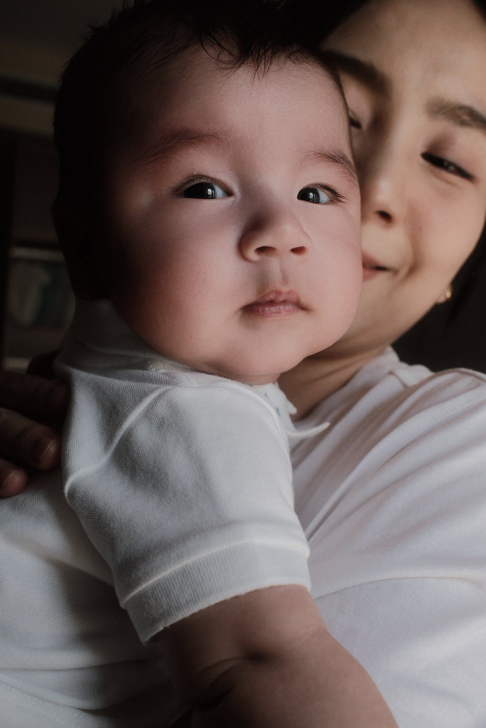 Người đẹp nhắn nhủ con trai: "Em cứ yên tâm lớn, những thứ khác cứ tựa vai mẹ". Mai Ngọc còn lập 1 tài khoản Instagram riêng để đăng những bức ảnh đáng yêu, đoạn clip ghi lại cuộc sống hàng ngày của bé Panda.