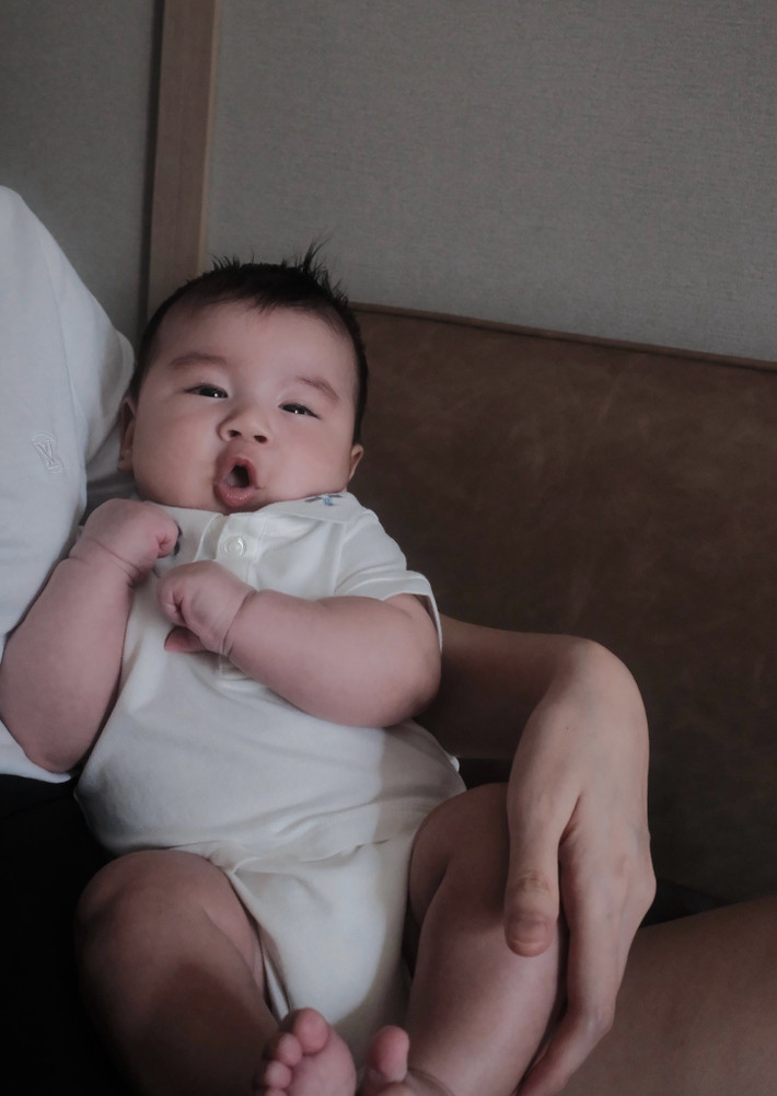 Ba tháng đầu đời của con trai, MC Mai Ngọc cảm nhận mình học được nhiều điều mới trong vai trò làm mẹ. Cô cảm ơn quý tử xuất hiện và mang cho cô niềm hạnh phúc khi bé reo vui mỗi ngày.