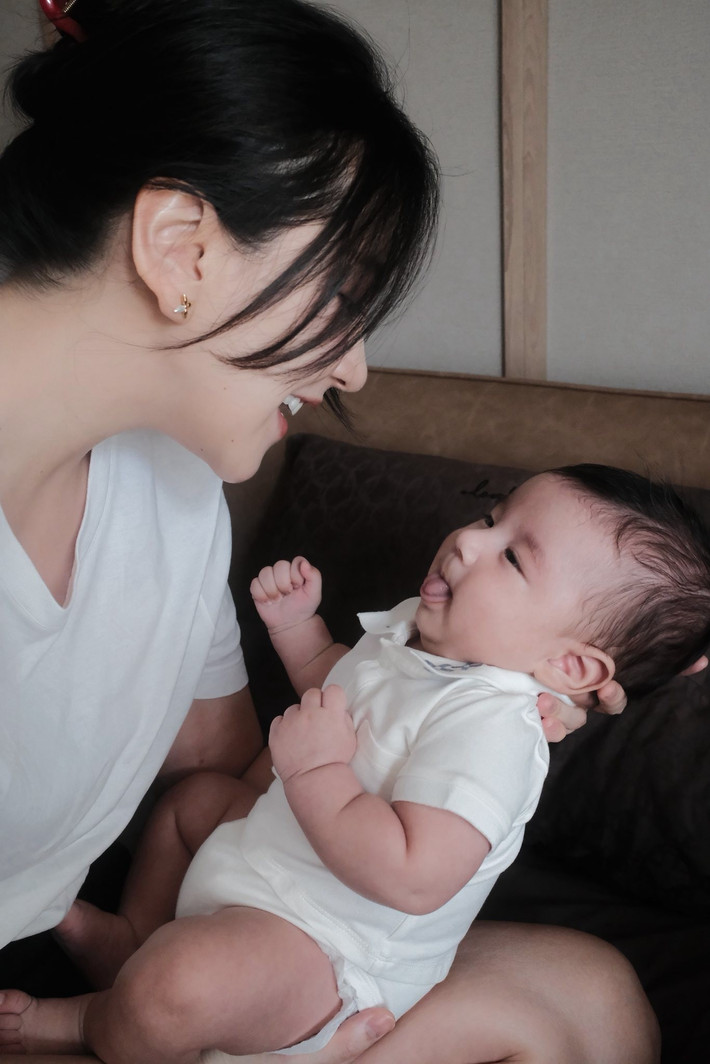 Đông đảo bạn bè, đồng nghiệp và người hâm mộ đã gửi lời chúc mừng đến MC Mai Ngọc và gia đình. Nhiều bình luận bày tỏ sự ngưỡng mộ trước vẻ đẹp rạng rỡ của Mai Ngọc sau sinh cũng như sự đáng yêu của em bé.