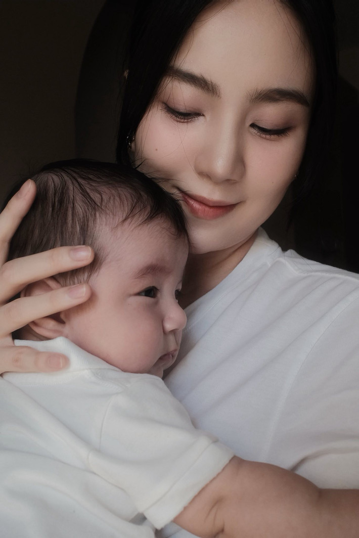 Sau khi sinh con trai đầu lòng vào tháng 4/2025, MC Mai Ngọc thường xuyên chia sẻ những khoảnh khắc đáng yêu của quý tử trên trang cá nhân. Để đánh dấu thời khắc con trai gần được 3 tháng tuổi, mới đây Mai Ngọc vừa đăng tải bộ ảnh âu yếm đầy hạnh phúc với con trai.