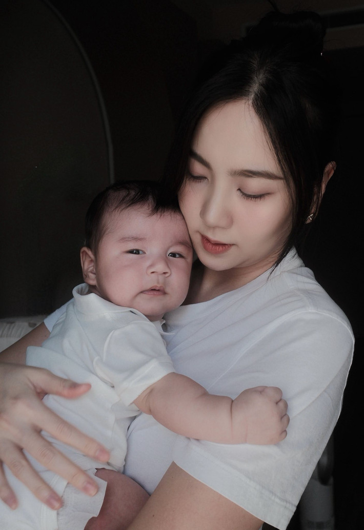 Nhiều người còn nhận xét bé Panda có gương mặt "giống bố như đúc". Trước đó trong một bài đăng khác, nữ MC cũng thừa nhận: “Khuôn ngoài giống bố, bên trong nét giống mẹ đấy chứ ạ”.