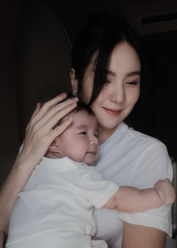 Trong những bức ảnh được đăng tải, "nữ thần thời tiết" Mai Ngọc diện trang phục giản dị, gương mặt rạng rỡ và tràn đầy hạnh phúc khi ôm ấp bé trai đáng yêu.