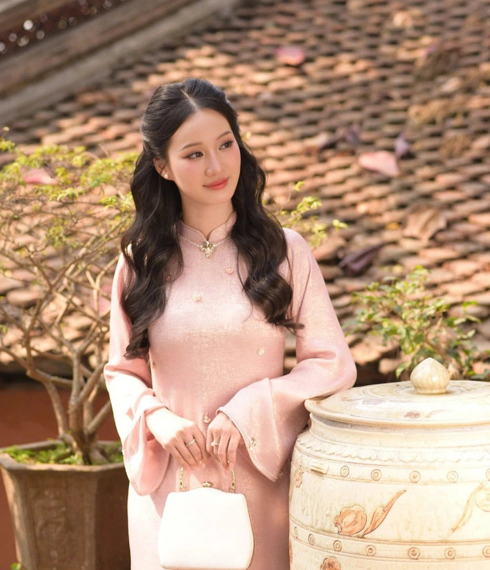 Video thu hút hơn 7 triệu lượt xem cùng hàng nghìn bình luận tích cực. Cư dân mạng không chỉ khen ngợi ngoại hình với "gương mặt thanh tú, nụ cười có duyên" mà còn đánh giá cao thái độ chuyên nghiệp của nữ tiếp viên.