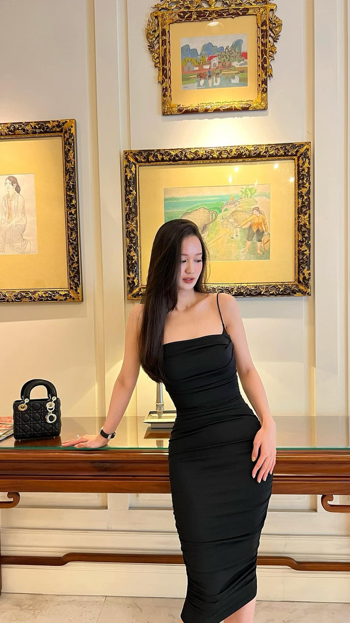 Quyết tâm theo đuổi ước mơ, Hồng Ngọc dành nửa năm học tiếng Anh, lấy chứng chỉ TOEFL và vượt qua hàng trăm thí sinh để lọt vào 20 người trúng tuyển.