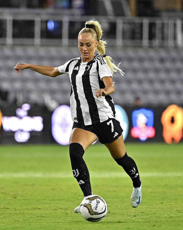 Quyết định chuyển tới một đội bóng chỉ xếp nửa dưới bảng xếp hạng Serie A mùa trước và chưa được dự cúp châu Âu khiến nhiều người ngạc nhiên, tuy nhiên nhiều người hâm mộ vẫn bày tỏ ủng hộ quyết định này của nữ cầu thủ. (Ảnh: Instagram @alishalehmann7)