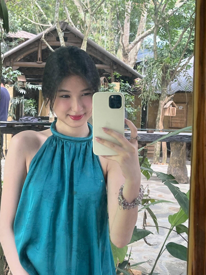 Nổi lên từ những đoạn video được bố đăng tải trên mạng xã hội, "nàng Mơ" (Lê Minh Trà My, SN 2006) luôn nhận được quan tâm đặc biệt từ công chúng. Nét đẹp pha lẫn giữa truyền thống và hiện đại cô nàng khiến nhiều người phải xuýt xoa.