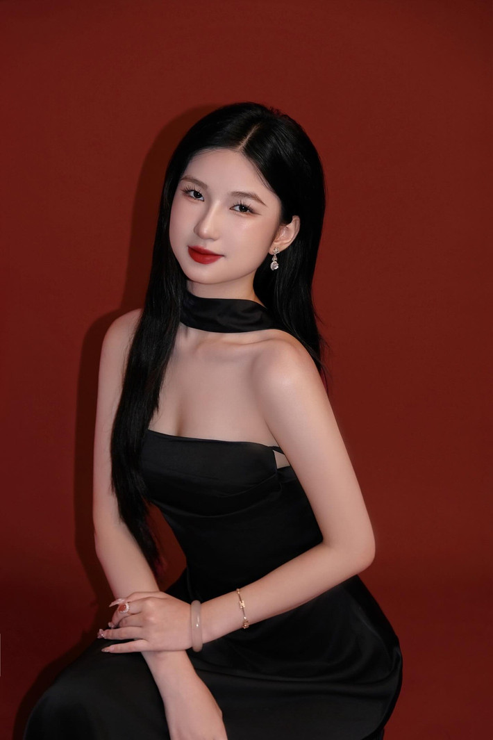Ấy vậy mà chỉ sau một thập kỷ, hình ảnh hiện tại của cô khiến dân mạng phải trầm trồ: làn da trắng mịn, gương mặt thanh tú, sống mũi cao tự nhiên và thần thái dịu dàng, tinh khôi.