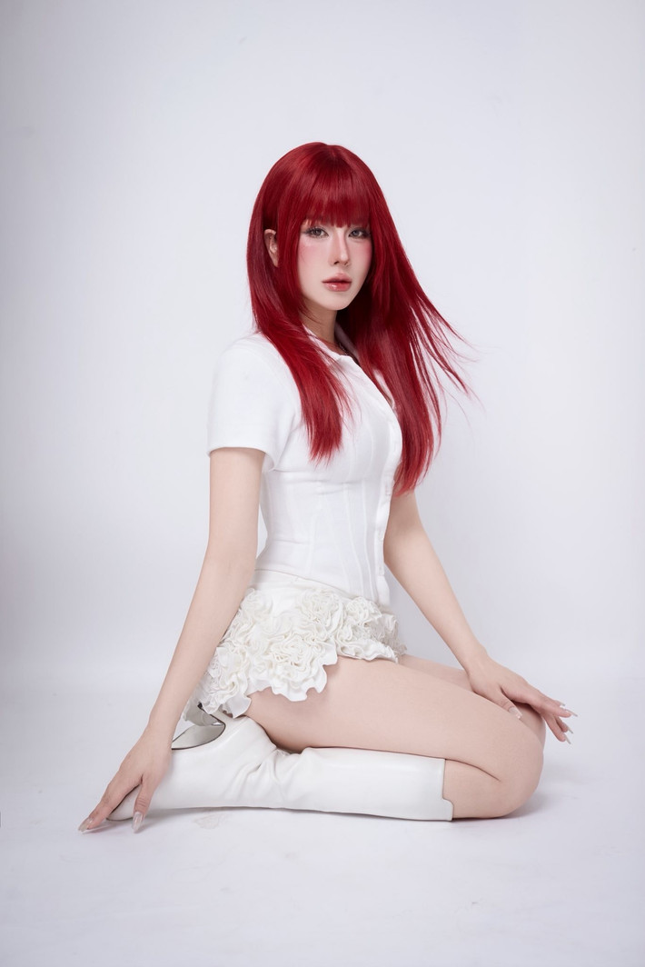 Sở hữu body đẹp từng cm, DIệp Lâm Anh rất tự tin khi diện những trang phục hở bạo. Sở hữu chiều cao 1m70 cùng số đo 3 vòng 88-63-93 cm, cô nàng có thể cân đẹp mọi phong cách.