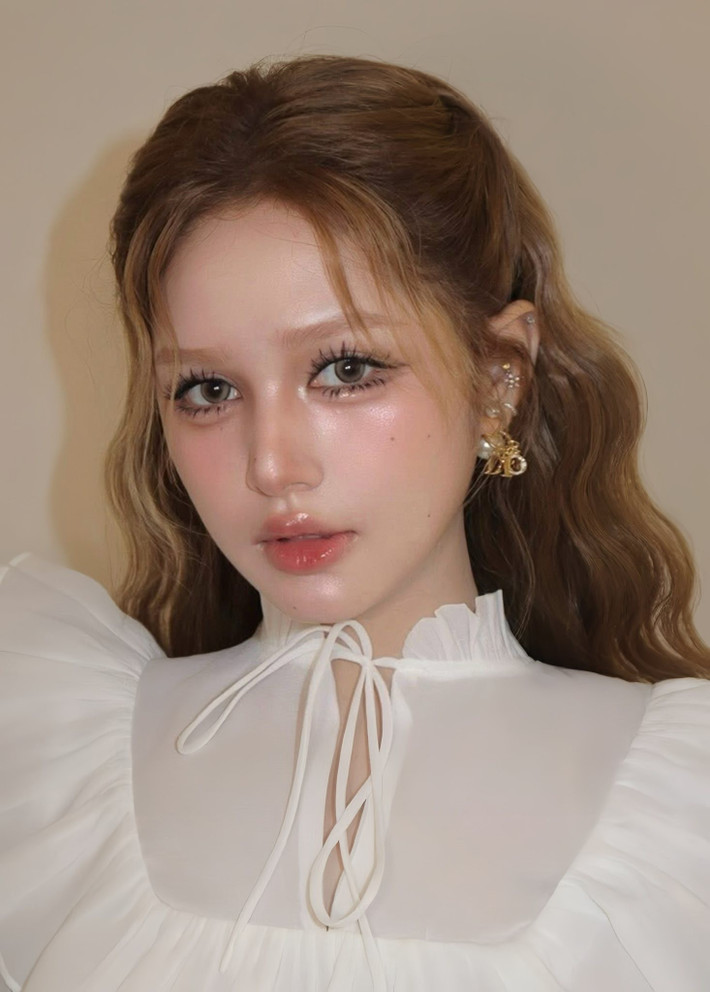 Hot girl sinh năm 2002 hiện đang tập trung phát triển sự nghiệp cá nhân, tích cực tham gia các hoạt động nghệ thuật như người mẫu ảnh, đóng MV và lấn sân sang lĩnh vực livestream bán hàng online trên nền tảng TikTok. (Ảnh: FBNV)