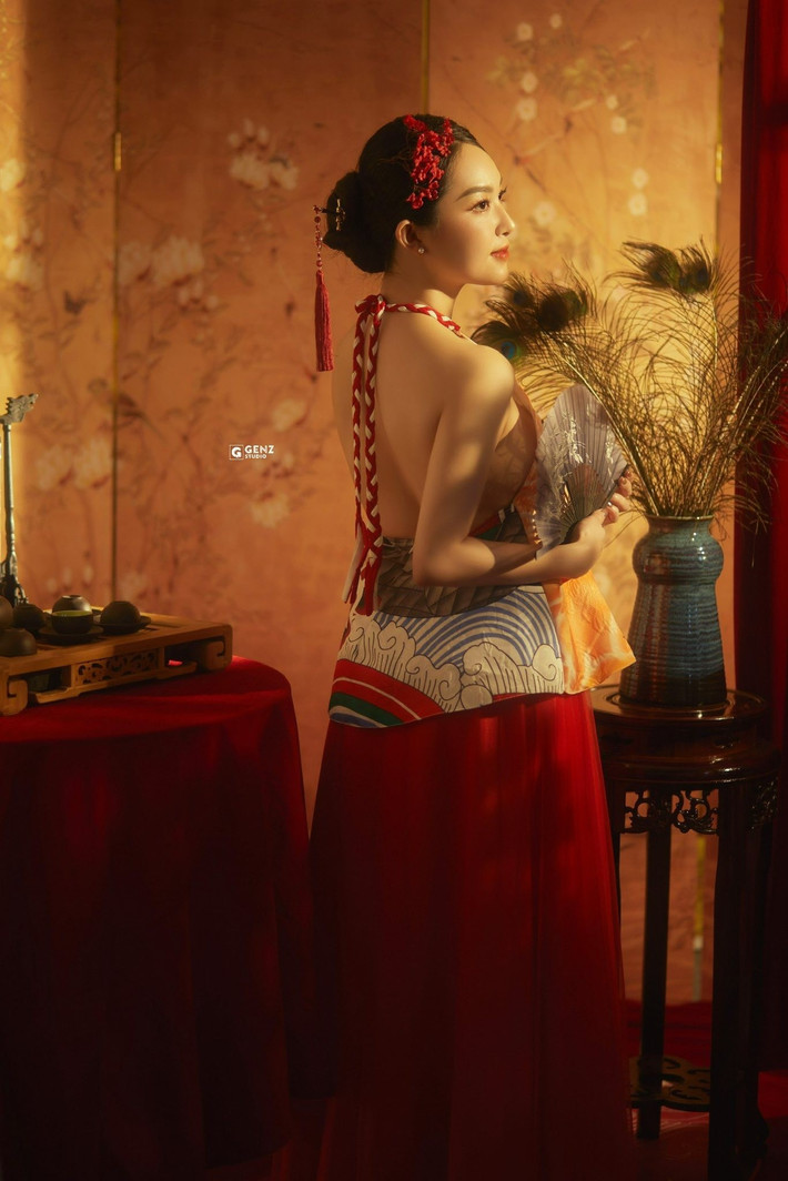 Để chào Trung thu, mới đây Trâm Anh vừa đăng tải loạt ảnh đầy ấn tượng, đạm chất Á Đông. (Ảnh: FBNV)