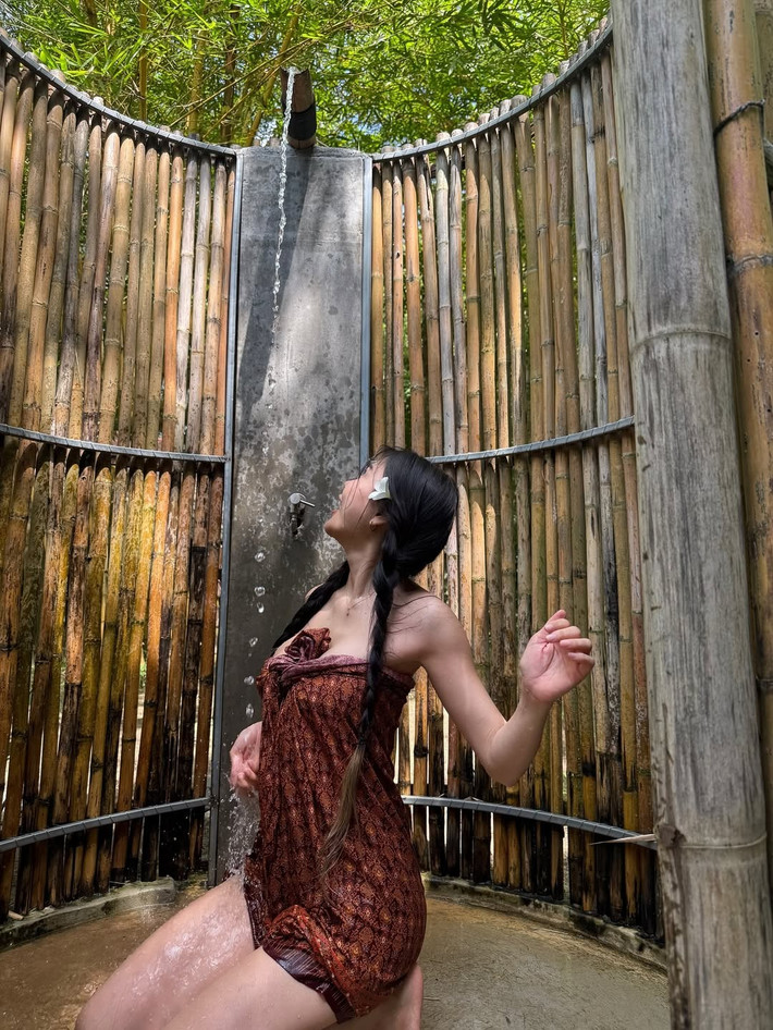 Dù có những ý kiến trái chiều, không thể phủ nhận rằng bộ ảnh "gái xinh tắm suối" với chiếc khăn quấn đã trở thành đề tài nóng hổi, thu hút sự quan tâm lớn và thể hiện sự đa dạng trong quan điểm về cái đẹp.