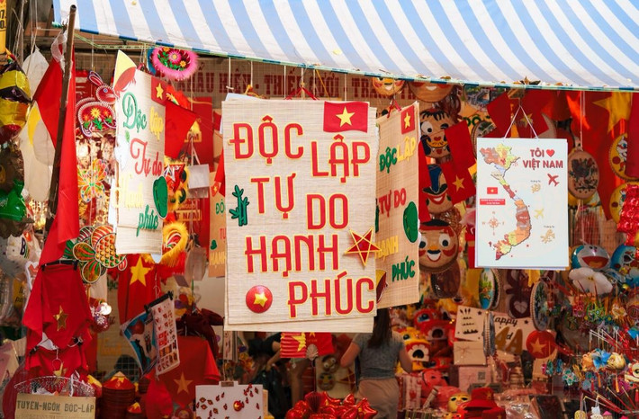 Nhiều tuyến phố như: Hàng Mã, Hàng Lược, đường Độc Lập... rực rỡ sắc màu của cờ Đảng, cờ Tổ Quốc. Tại Hàng Mã, những vật phẩm trang trí thấm đẫm tinh thần yêu nước được bày bán vô cùng bắt mắt. (Ảnh: Blog Của Rọt)